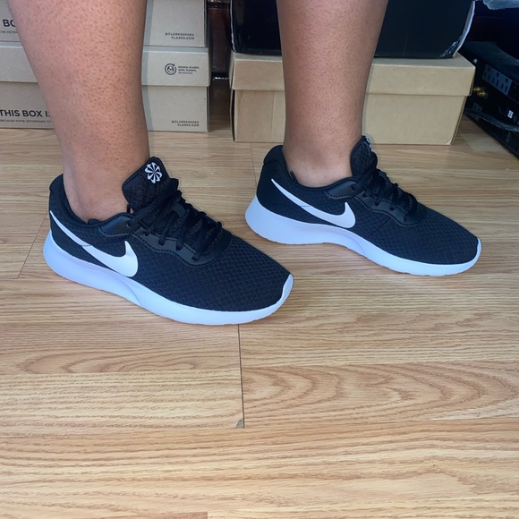 WOMENS Nike Shoes (SIZE 8.5) - Picture 1 of 8